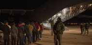 Inmigrantes suben a bordo de un avión para ser deportados
