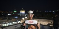 Una mujer sostiene una imagen del rehén estadounidense-israelí Edan Alexander en Jerusalén, Israel