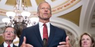 John Thune durante una rueda de prensa/ Saul Loeb