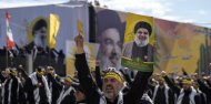 Manifestantes, rodeados de carteles con imágenes de los exlíderes de Hezbolá, Hassan Nasrallah y Hashem Safieddine, corearon consignas durante su procesión fúnebre en el lugar de entierro de Nasrallah, en los suburbios del sur de Beirut, Líbano, el domingo 23 de febrero de 2025. (Foto AP/Bilal Hussein)