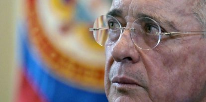 El ex presidente colombiano (2002-2010) Álvaro Uribe habla durante una conferencia de prensa-