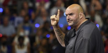 El senador John Fetterman fue uno de los oradores del primer evento de campaña del ticket Harris-Walz/ Matthew Hatcher