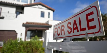 Una señal de venta se muestra fuera de una casa en venta el 16 de agosto de 2024 en Los Ángeles, California. - Las normas del sector inmobiliario estadounidense que regulan las comisiones de los agentes cambiarán el 17 de agosto como parte de un acuerdo legal entre la Asociación Nacional de Agentes Inmobiliarios y los vendedores de viviendas.