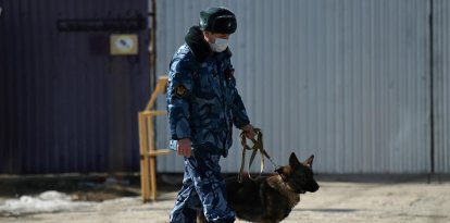 Un guarda ruso patrulla frente al penal de alta seguridad N2