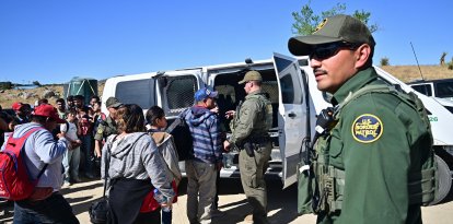 Crisis Fronteriza: Agentes de Aduanas y de la Patrulla Fronteriza dirigen a inmigrantes que ingresaron ilegalmente a Estados Unidos.