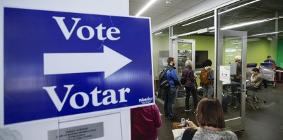 Elecciones Presidenciales 2024 | Votantes hacen cola para votar anticipadamente en la Biblioteca Pública de Madison, Wisconsin.