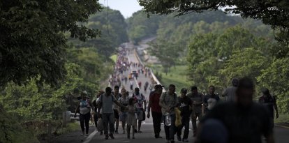 CRISIS FRONTERIZA: Archivo de Migrantes que participan en una caravana que se dirige a Estados Unidos, caminan de Huixtla a Escuintla, estado de Chiapas, México, el 9 de junio de 2022.