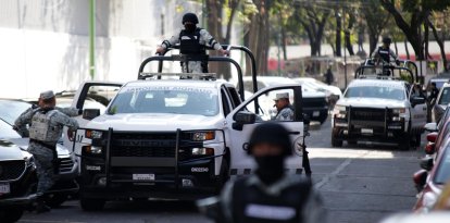 Elementos de la Guardia Nacional participan en un dispositivo de seguridad frente a la FiscalÃ­a Especializada en Materia de Delincuencia Organizada