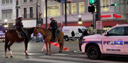La policía acordona la intersección de Canal Street y Bourbon Street tras un ataque el 1 de enero de 2025 en Nueva Orleans