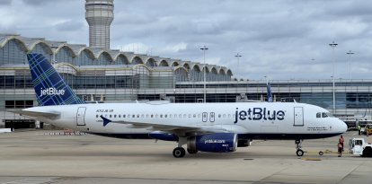 Un avión de JetBlue aterrizado en un aeropuerto