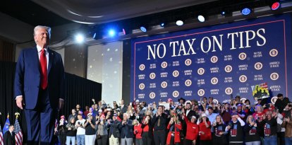 Trump en el escenario en Las Vegas, Nevada, frente a un cartel que dice ‘No Tax on Tips’