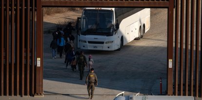 Migrantes son procesados en Tijuana mientras Trump planea reformas migratorias