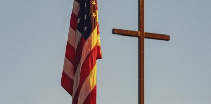 Una bandera sobre la iglesia de Sun City, Arizona