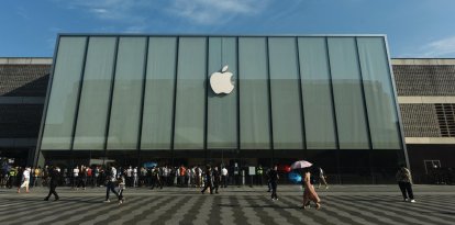 Clientes hacen cola para adquirir los recién lanzados teléfonos móviles iPhone 13 en una tienda de Apple el 24 de septiembre de 2021. (Foto de AFP)