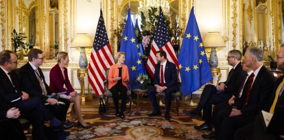 JD Vance dialoga con Ursula Von Der Leyen tras la cumbre de parís