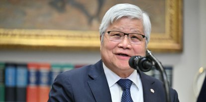 C.C. Wei, presidente y consejero delegado de TSMC, habla después de que el presidente estadounidense, Donald Trump, anunciara que el gigante de fabricación de chips TSMC invertirá "al menos" 100.000 millones de dólares en Estados Unidos para construir instalaciones de fabricación de chips "de última generación" en la Sala Roosevelt de la Casa Blanca en Washington, DC, el 3 de marzo de 2025. (Foto de ROBERTO SCHMIDT / AFP)