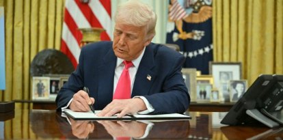 Donald Trump firmando una orden ejecutiva