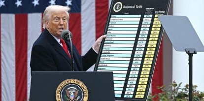 Donald Trump sujeta la lista de aranceles durante el Día de la Liberación