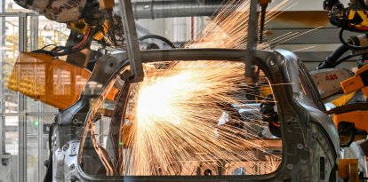 Robots sueldan chasis de coches eléctricos en una fábrica de Zeekr en la isla de Meishan en Ningbo, en la provincia oriental china de Zhejiang, el 18 de abril de 2025.