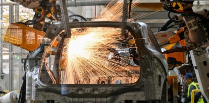 Robots sueldan chasis de coches eléctricos en una fábrica de Zeekr en la isla de Meishan en Ningbo, en la provincia oriental china de Zhejiang, el 18 de abril de 2025.