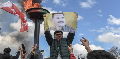 Un hombre sostiene un retrato de Abdullah Öcalan, líder del PKK