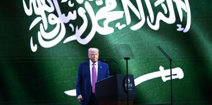 El presidente estadounidense Donald Trump se prepara para hablar durante el foro de inversión saudí-estadounidense en el Centro Internacional de Conferencias Rey Abdul Aziz en Riad el 13 de mayo de 2025. El 13 de mayo, Arabia Saudí prometió miles de millones de dólares en acuerdos con Estados Unidos, desde defensa hasta inteligencia artificial, al dar una fastuosa bienvenida al presidente Donald Trump en la primera visita de Estado de su segundo mandato.