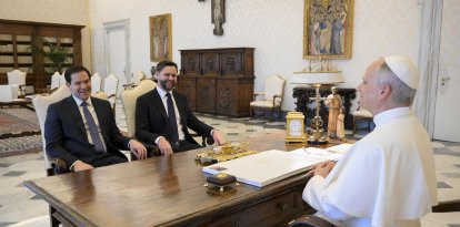 Esta foto tomada y distribuida el 19 de mayo de 2025 por The Vatican Media muestra al Secretario de Estado de EE.UU. Marco Rubio (I) y al Vicepresidente de EE.UU. JD Vance durante una audiencia privada con el Papa León XIV en El Vaticano.