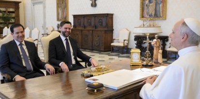 Esta foto tomada y distribuida el 19 de mayo de 2025 por The Vatican Media muestra al Secretario de Estado de EE.UU. Marco Rubio (I) y al Vicepresidente de EE.UU. JD Vance durante una audiencia privada con el Papa León XIV en El Vaticano.