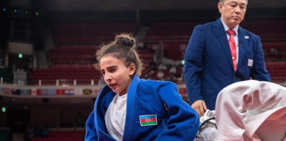 La azerbaiyana Shahana Hajiyeva en el combate final femenino de -48 kg durante los Juegos Paralímpicos de Tokio 2020