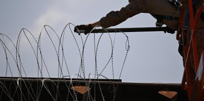 Personal militar estadounidense instala alambre a lo largo de la frontera entre EEUU y México