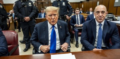 El candidato presidencial republicano Donald Trump, acompañado por el abogado Emil Bove (derecha), asiste a su juicio penal en el Tribunal Penal de Manhattan, en la ciudad de Nueva York, el 30 de mayo de 2024. El jurado regresa el jueves para una segunda jornada de deliberaciones en el juicio penal de Donald Trump, dejando al candidato presidencial republicano y al país a la espera de una decisión que podría dar un vuelco a las elecciones de noviembre.