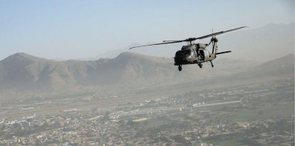 Un Black Hawk sobrevolando Kabul (Afganistán)