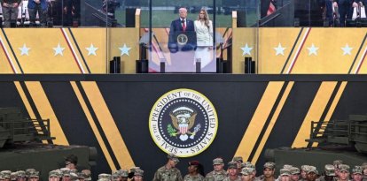 Donald Trump con la primera dama durante el desfile del 250.º aniversario del ejército en Washington, D.C.