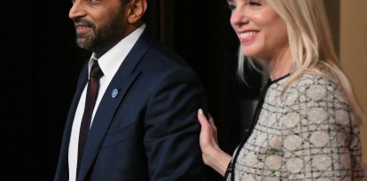 Kash Patel y Pam Bondi, en una ceremonia