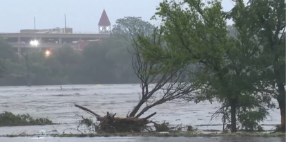 El Parque Louise Hays se ve invadido por las rápidas aguas en la madrugada del 4 de julio en Texas