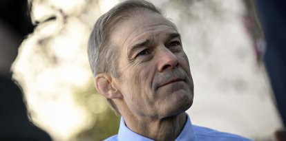 El representante republicano Jim Jordan habla con los reporteros