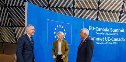 El primer ministro de Canadá, Mark Carney (izq.), la presidenta de la Comisión Europea, Ursula von der Leyen, y el presidente del Consejo Europeo, Antonio Costa, reaccionan durante la 20ª cumbre UE-Canadá en Bruselas, el 23 de junio de 2025.
