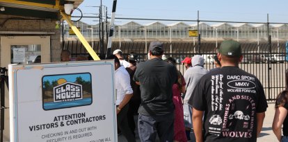 Familiares de los detenidos en la redada de inmigración en Glass House Farms