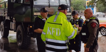 4 de julio de 2025, Kervrville, Texas, Estados Unidos: Miembros del Departamento de Bomberos de Kerrville y del Departamento de Policía de Texas reabastecen de combustible a camiones tras una destructiva inundación en Kerrville el viernes 4 de julio de 2025.