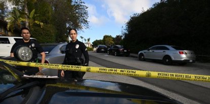 Agentes de policía aseguran una escena del crimen en Los Ángeles