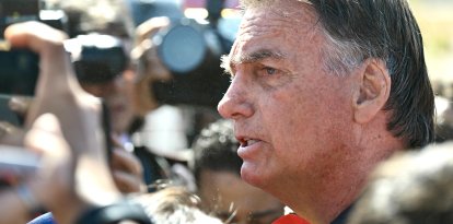 Jair Bolsonaro atiende a los medios a las puertas del Senado de Brasil