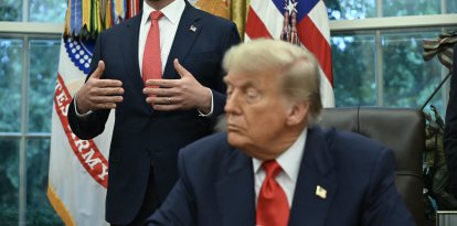 El presidente de Estados Unidos, Donald Trump, escucha mientras el vicepresidente estadounidense JD Vance (izquierda) habla durante una reunión con la ministra de Asuntos Exteriores de la República Democrática del Congo, Thérèse Kayikwamba Wagner, y el ministro de Asuntos Exteriores de Ruanda, Olivier Nduhungirehe (no aparece en la imagen), en el Despacho Oval de la Casa Blanca en Washington D. C., el 27 de junio de 2025. Ruanda y la República Democrática del Congo firmaron el viernes en Washington un acuerdo para poner fin al conflicto en el este de la RDC, que ha causado miles de muertos, aunque aún quedan muchas preguntas sin respuesta sobre lo que esto significará. Trump ha alabado la diplomacia que condujo al acuerdo y se ha quejado públicamente de no haber recibido el Premio Nobel de la Paz. Pero el acuerdo también ha sido objeto de escrutinio por su vaguedad, incluso en lo que respecta al componente económico, ya que la administración Trump está ansiosa por competir con China y beneficiarse de la abundante riqueza mineral en el este de la vasta República Democrática del Congo, que ha sufrido una larga turbulencia.