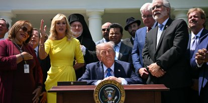 La pastora Paula White (2ª izda.) y otros líderes religiosos rezan detrás del presidente estadounidense Donald Trump durante un acto del Día Nacional de la Oración en el Jardín de las Rosas de la Casa Blanca en Washington, DC, el 1 de mayo de 2025.