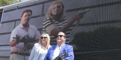 Patricia y Mark McCloskey durante la campaña Defendamos Nuestra Segunda Enmienda.