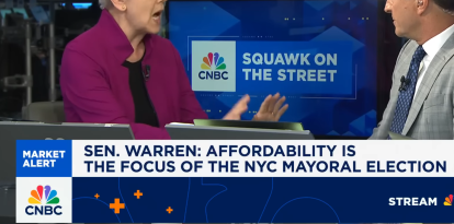 La senadora demócrata Elizabeth Warren junto al presentador de noticias David Faber (Captura)