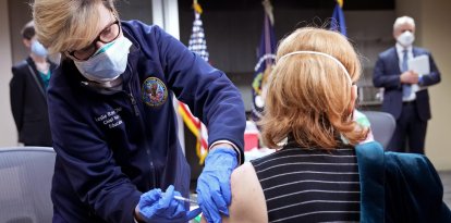 Una mujer recibe la vacuna contra el covid-19 mientras el presidente Joe Biden visita un centro de vacunación contra el covid-19 del Departamento de Asuntos de Veteranos (VA) en Washington D. C. el lunes 8 de marzo de 2021