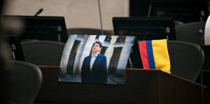 Iimagen de Miguel Uribe Turbay en su escaño en el Senado de Colombia