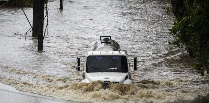 Un camión circula por una carretera inundada mientras el huracán Erin, de categoría 3, abandona la región de Naguabo, en Puerto Rico, el 16 de agosto de 2025. El huracán Erin, que se encontraba en alta mar, fue rebajado a tormenta de categoría 3 en la madrugada del domingo, mientras las lluvias azotaban las islas del Caribe y los servicios meteorológicos advertían de posibles riadas y corrimientos de tierra.