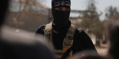 Terrorista de Hamás toma posiciones en Jan Yunis, al sur de la Franja de Gaza, antes de entregar a los rehenes israelíes a la Cruz Roja, el lunes 13 de octubre de 2025.