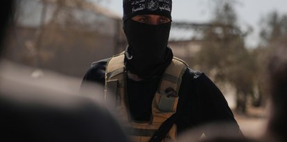 Terrorista de Hamás toma posiciones en Jan Yunis, al sur de la Franja de Gaza, antes de entregar a los rehenes israelíes a la Cruz Roja, el lunes 13 de octubre de 2025.